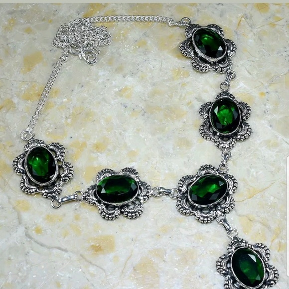 HANDCRAFTER GREEN QUARTZ NECKLACE - Picture 1 of 3